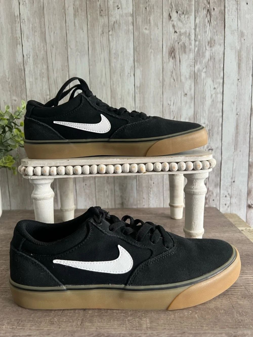 Nike SB Chron 2 Skate Black and White Low-Top Sneakers Gum Sole Unisex M6 W7.5